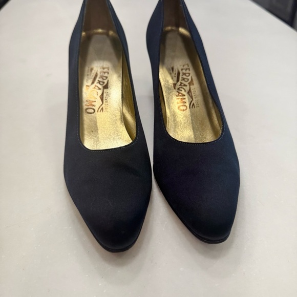 Salvatore Ferragamo Italy Women’s Navy Blue Satin Heels Size 9 Excellent! - Picture 3 of 14